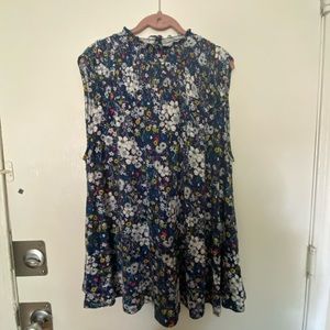 Sleeveless top. Floral knit print. Smocking around the neckline